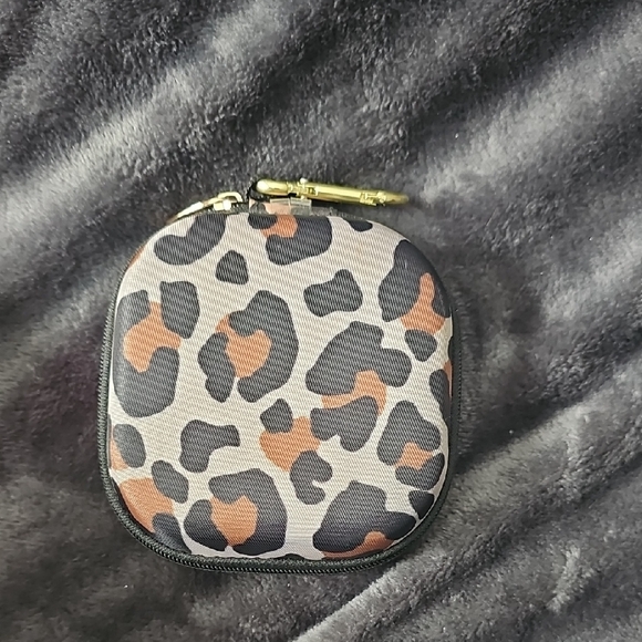 Tech Leopard Print Earbud Case with Gold Clip - Picture 2 of 4